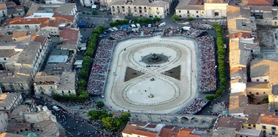 Dietro Piazza Maggiore 술모나 외부 사진