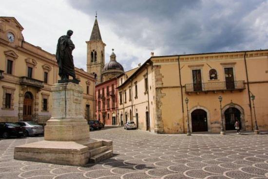 Dietro Piazza Maggiore 술모나 외부 사진