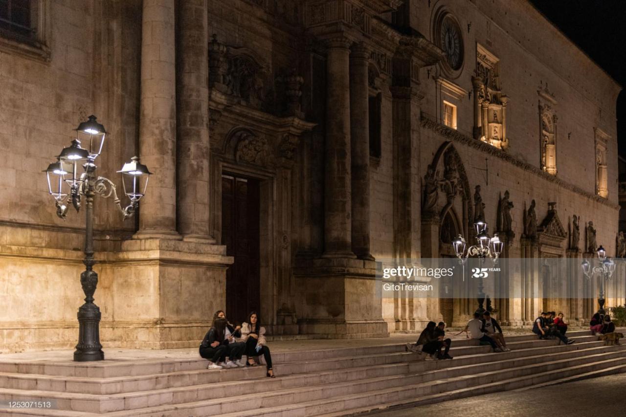 Dietro Piazza Maggiore 술모나 외부 사진